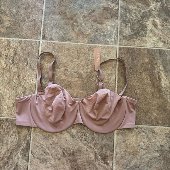 Skims Smoothing Intimates Unlined Strapless Bra Sienna
Size 44C - Picture 6 of 12